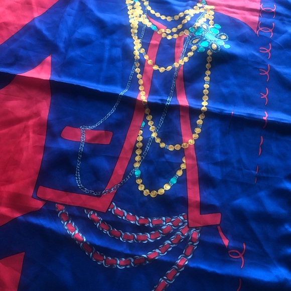 😍 Vintage Chanel Silk Scarfed with Vibrant colors on classic Lady COCO 💙❤️💛 - Picture 7 of 9
